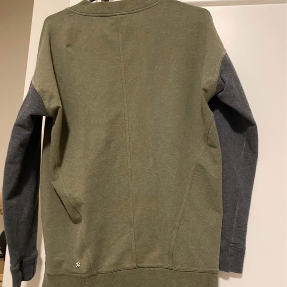 Lululemon size 8 Olive Green Asymmetrical Zip Jacket - Picture 2 of 4